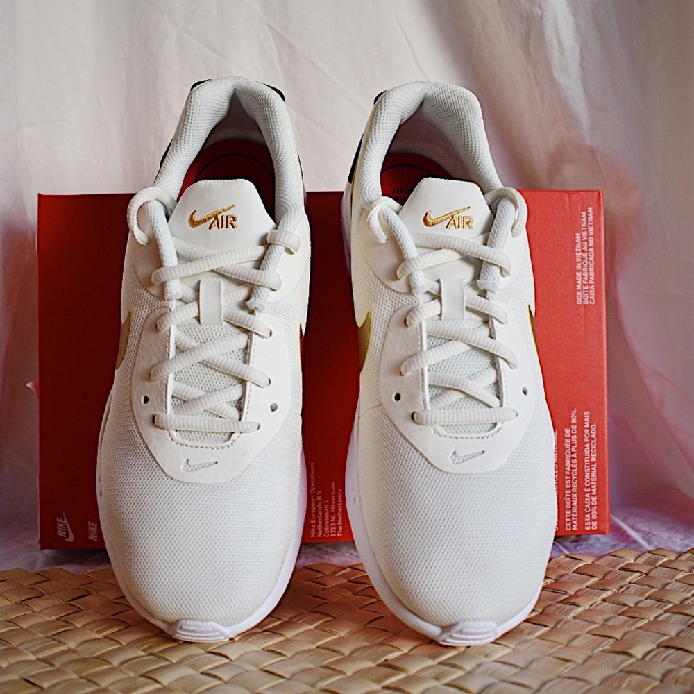 🚨SOLD🚨NEW WMNS Nike Air Max Oketo - Picture 4 of 7